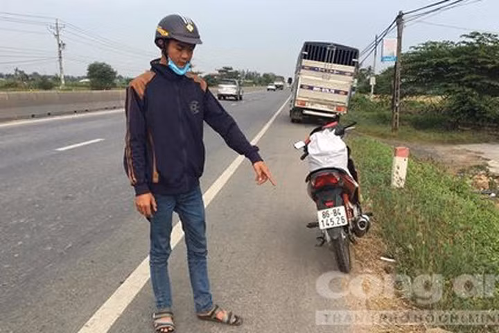 Nạn nhân chỉ vị trí xảy ra vụ cướp. Ảnh: CAO