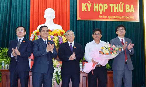 Thường trực Tỉnh ủy, HĐND, UBND tỉnh tặng hoa ông Nguyễn Hữu Hải tại kỳ họp thứ 3, ngày 12/9/2016 (Ảnh: Văn phòng UBND tỉnh Kon Tum)