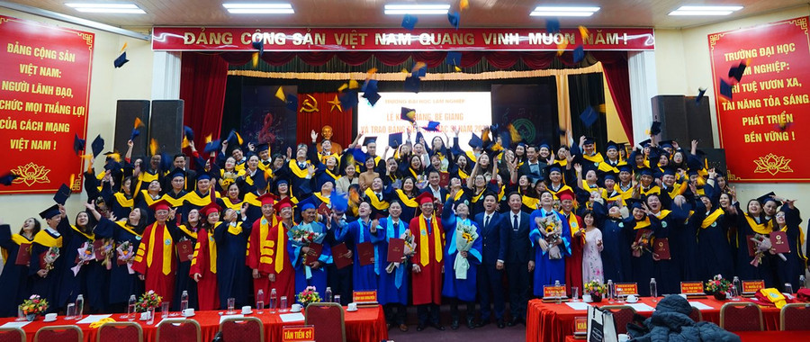 Các học viên Trường ĐH Lâm nghiệp trong ngày nhận bằng tốt nghiệp thạc sĩ, tiến sĩ. Ảnh: Website nhà trường Các học viên Trường ĐH Lâm nghiệp trong ngày nhận bằng tốt nghiệp thạc sĩ, tiến sĩ. Ảnh: Website nhà trường