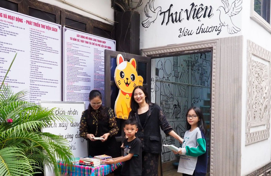 Chị Quỳnh Liên (thứ 2 từ phải sang) và các bạn đọc.