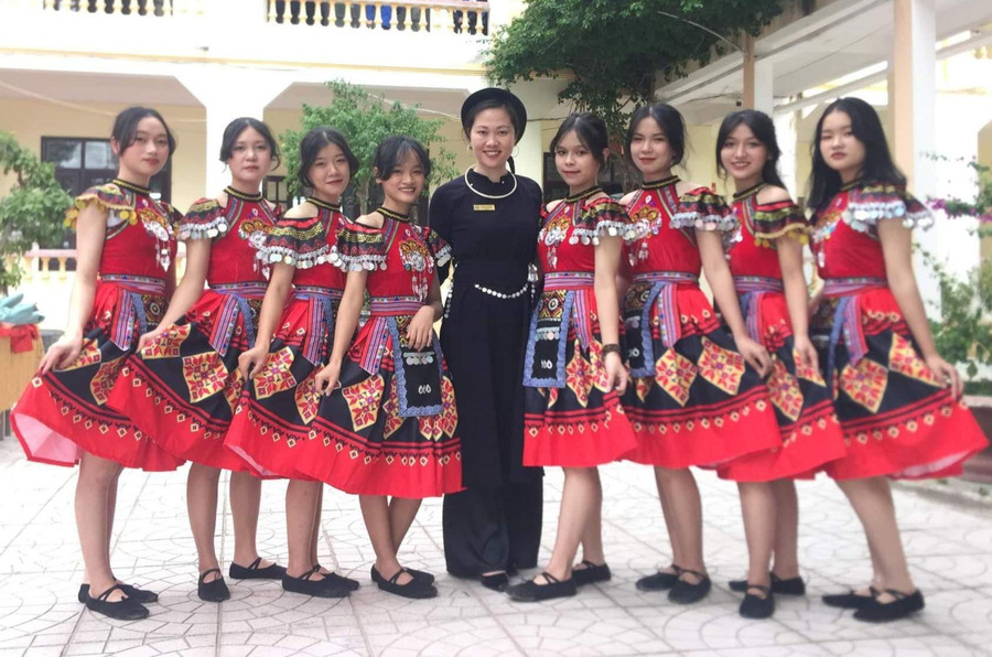 Cô Đoàn Thị Hải Yến – Trường THPT Mỏ Trạng vui với học sinh nhà trường. Cô Đoàn Thị Hải Yến – Trường THPT Mỏ Trạng vui với học sinh nhà trường.