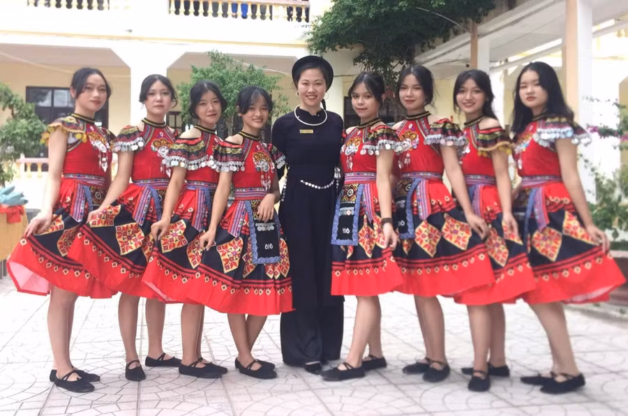 Cô Đoàn Thị Hải Yến – Trường THPT Mỏ Trạng vui với học sinh nhà trường.