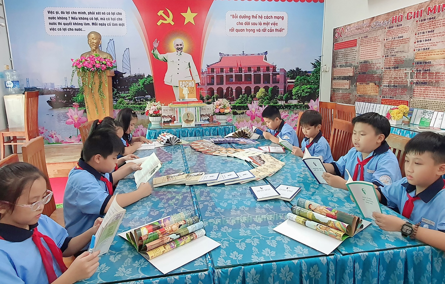 Học sinh Trường Tiểu học Phạm Văn Hai đọc sách về Bác Hồ. Học sinh Trường Tiểu học Phạm Văn Hai đọc sách về Bác Hồ.