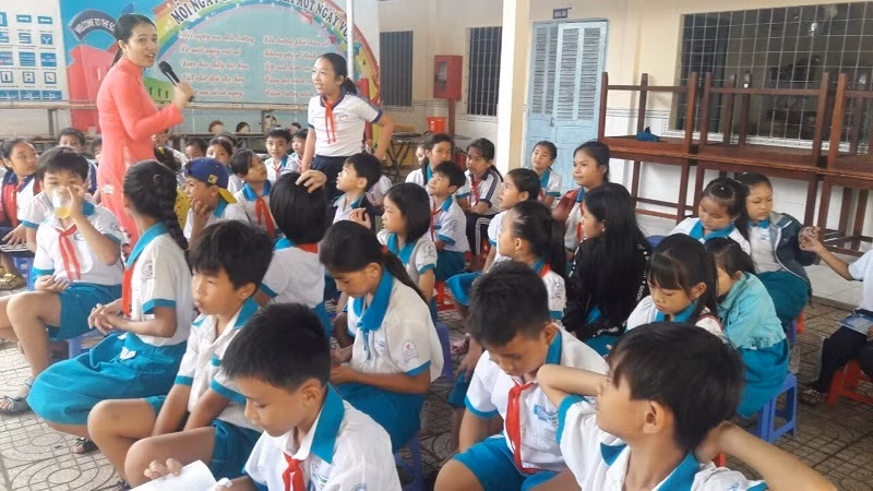 Cô Huỳnh Kim Hương cùng học trò trong giờ ngoại khóa môn Tiếng Anh.