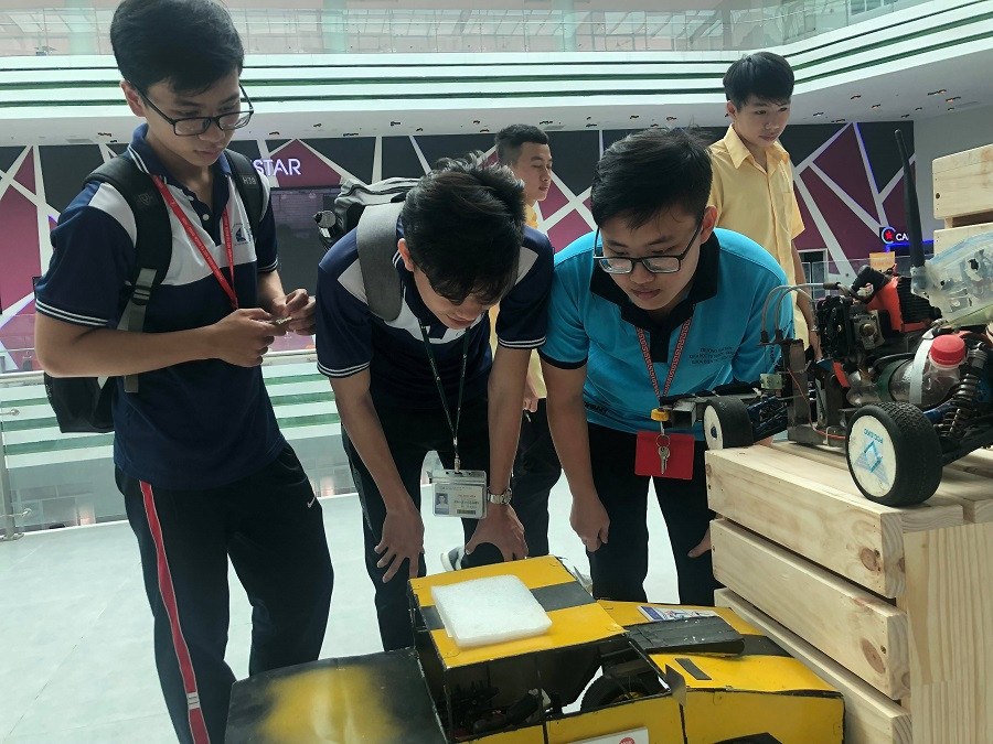 Sinh viên tham quan không gian nhà văn hóa sau lễ khánh thành