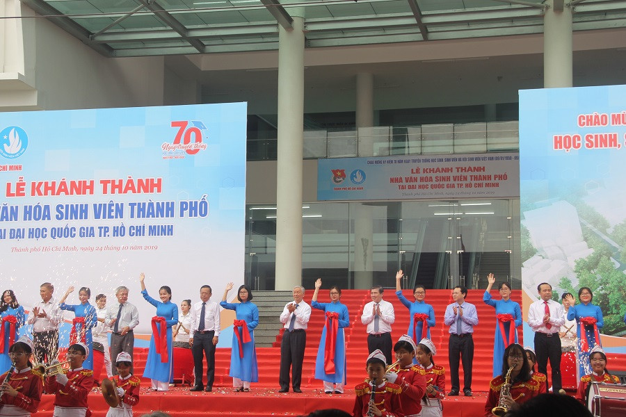 Các đại biểu cắt băng khánh thành