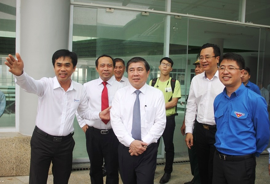 Ông Nguyễn Thành Phong, Chủ tịch UBND TP.HCM cùng các đại biểu tham quan Nhà văn hóa Sinh viên