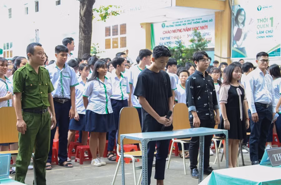 Học sinh Trường THPT Đông Đô hào hứng tham gia phiên toàn giả định vào chiều 24/10.