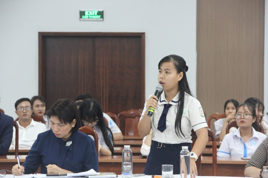 Học sinh Mai Hải Yến chia sẻ ý kiến tại chương trình gặp gỡ