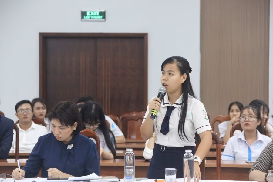 Học sinh Mai Hải Yến chia sẻ ý kiến tại chương trình gặp gỡ