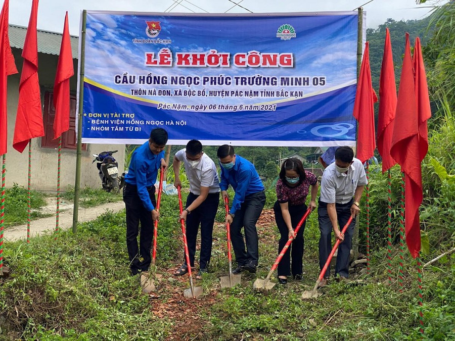 Lễ khởi công xây dựng “Cầu Hồng Ngọc Phúc Trường Minh 05” tại xã Bộc Bố, huyện Pắc Nặm (ST).