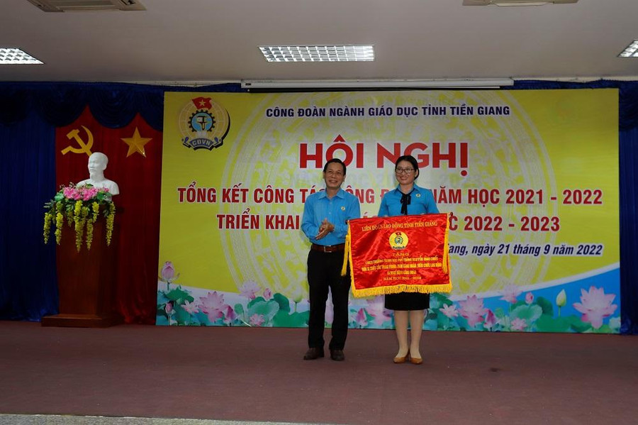 Trao cờ thi đua cho CĐCS Trường THPT Nguyễn Đình Chiểu, TP Mỹ Tho, Tiền Giang.