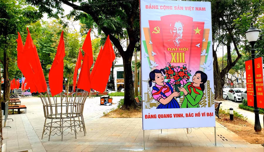 Hà Nội trang hoàng rực rỡ cờ hoa chào mừng Đại hội XIII của Đảng ảnh 1