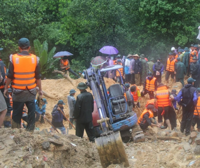 Lực lượng tìm kiếm cứu nạn chạy đua với thời gian tìm kiếm thi thể các nạn nhân xấu số.