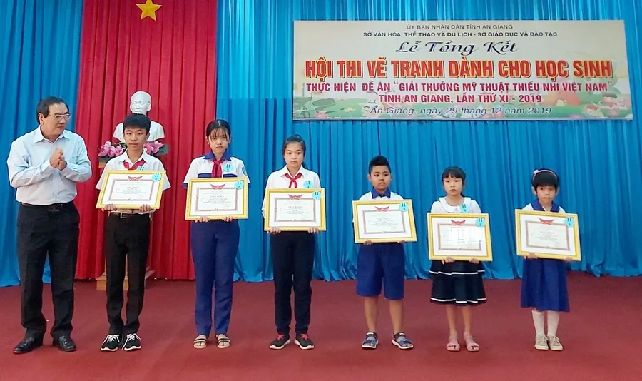 An Giang tổ chức Hội thi vẽ tranh dành cho học sinh thực hiện đề án 'Giải thưởng Mỹ thuật thiếu nhi Việt Nam'.