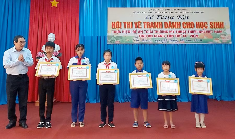 An Giang tổ chức Hội thi vẽ tranh dành cho học sinh thực hiện đề án 'Giải thưởng Mỹ thuật thiếu nhi Việt Nam'.