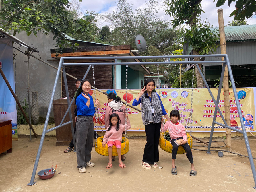 Xích đu đặt tại khu vui chơi của thôn Chi Nêết do Đội sinh viên tình nguyện tự làm.