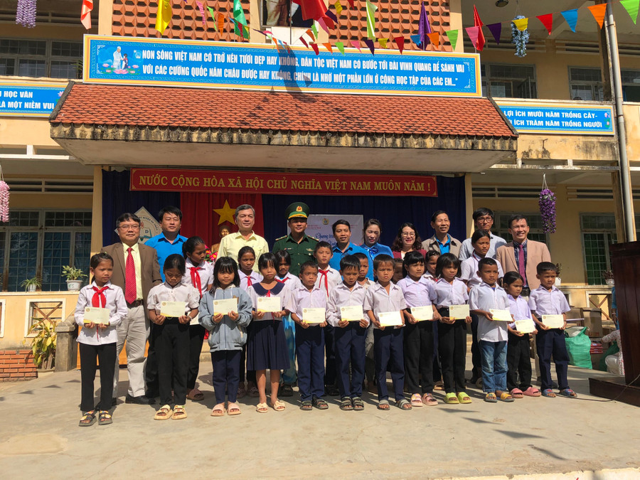 Học sinh huyện Sa Thầy nhận học bổng từ chương trình “Tết sum vầy - Xuân gắn kết”.