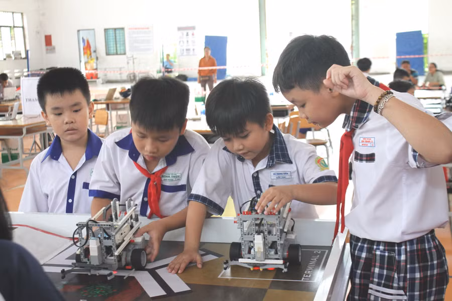 Học sinh tiểu học TP Cần Thơ giao lưu lắp ráp robot. Ảnh: Q. Ngữ