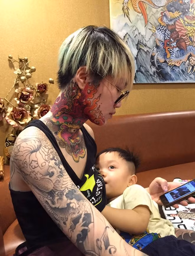 Bà mẹ trẻ Hà thành xăm hình kỳ lân lên cổ và mặt