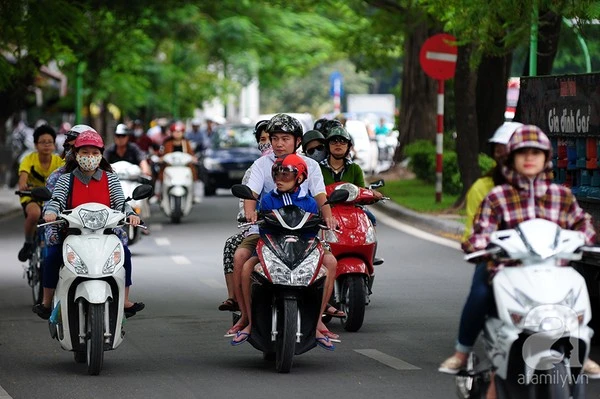 Người Hà Nội thích thú tận hưởng cái se lạnh gió đầu mùa