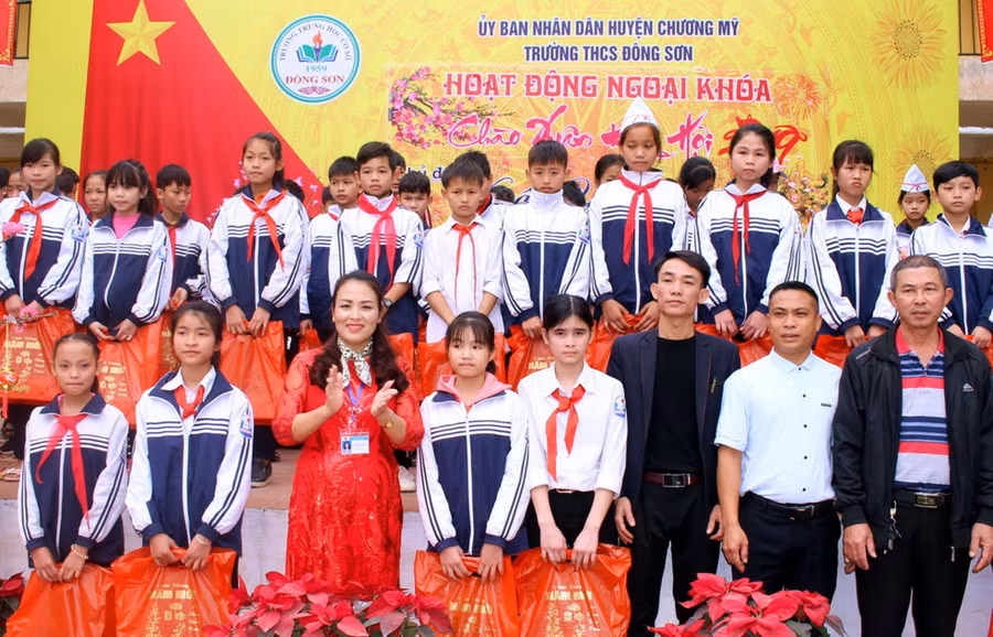 Nhà giáo Tô Thị Bích Liên (đứng thứ 3 bên trái) trao tặng quà cho học sinh tiêu biểu 