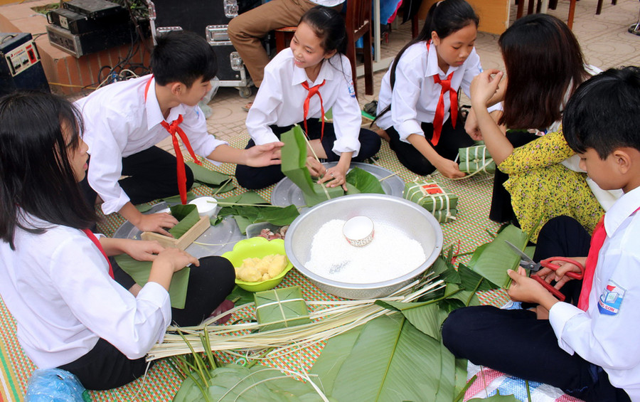 Học sinh Trường THCS Đông Sơn trải nghiệm gói bánh chưng xanh trong hoạt động “Xuân yêu thương” Học sinh Trường THCS Đông Sơn trải nghiệm gói bánh chưng xanh trong hoạt động “Xuân yêu thương”