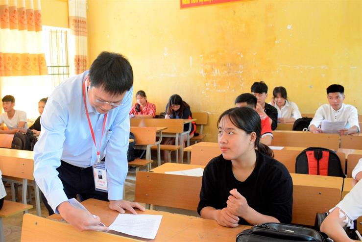 Thứ trưởng Lê Hải An hỏi thăm tình hình học tập và động viên học sinh tỉnh Cao Bằng trước kỳ thi THPT quốc gia năm 2019. Thứ trưởng Lê Hải An hỏi thăm tình hình học tập và động viên học sinh tỉnh Cao Bằng trước kỳ thi THPT quốc gia năm 2019.