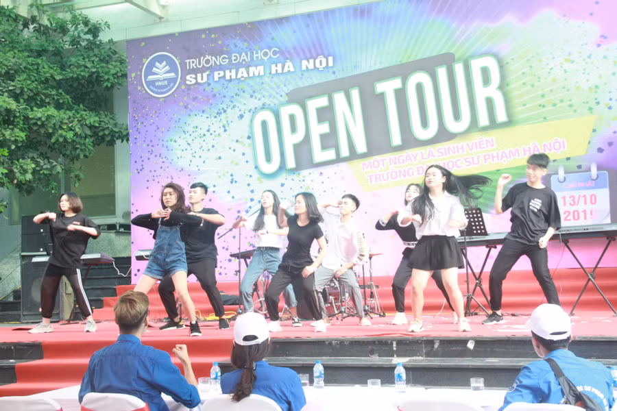 Sân khấu chính với những tiết mục sôi động luôn là nơi thu hút nhiều học sinh tham gia.