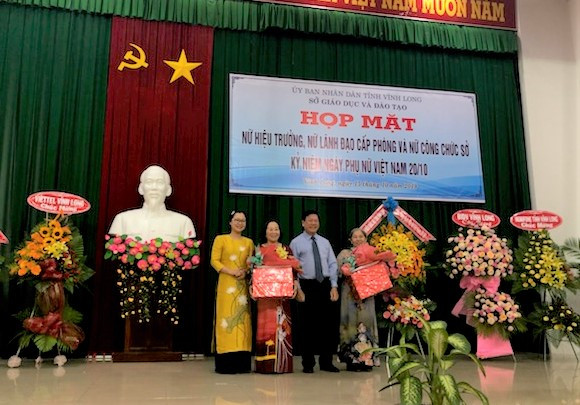 Lãnh đạo tỉnh, lãnh đạo Sở GD&ĐT tặng hoa và quà cho 2 nguyên nữ Giám đốc Sở GD&ĐT Vĩnh Long.