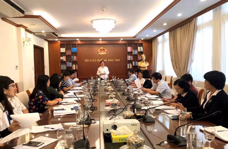 Bộ trưởng Bộ GD&ĐT Phùng Xuân Nhạ phát biểu tại cuộc họp thảo luận về dự thảo Nghị quyết thí điểm đổi mới cơ chế quản lý hoạt động đối với các cơ sở giáo dục mầm non, giáo dục phổ thông công lập giai đoạn 2020-2025.