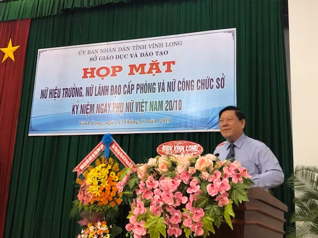 Bí thư Tỉnh ủy Vĩnh Long Trần Văn Rón phát biểu tại buổi gặp mặt.