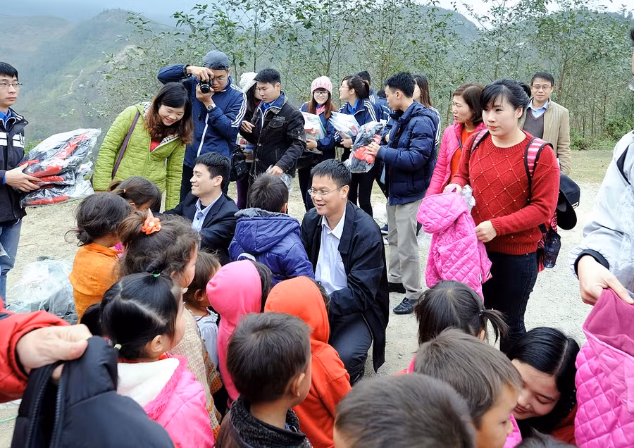 Thứ trưởng Lê Hải An với học trò vùng khó. Ảnh: Trường ĐH Mỏ - Địa chất.