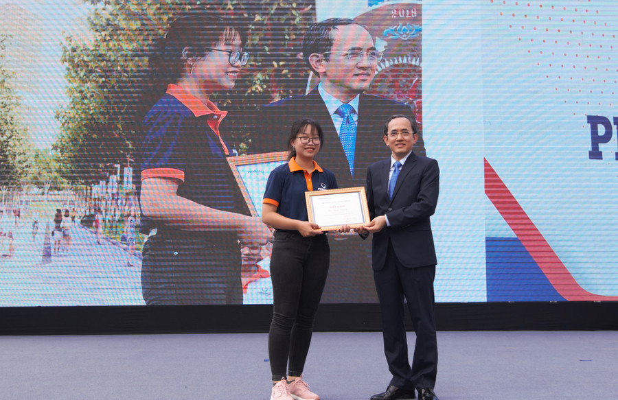 TS Hồ Xuân Năng - Chủ tịch Hội đồng quản trị, Tổng Giám đốc Tập đoàn Phenikaa, Chủ tịch Hội đồng trường Trường ĐH Phenikaa trao học bổng cho thủ khoa khóa 13. TS Hồ Xuân Năng - Chủ tịch Hội đồng quản trị, Tổng Giám đốc Tập đoàn Phenikaa, Chủ tịch Hội đồng trường Trường ĐH Phenikaa trao học bổng cho thủ khoa khóa 13.