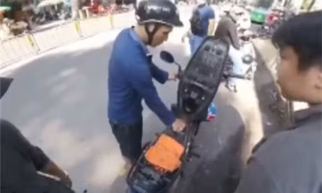 Lat tay thu doan gia vo het xang de xin tien nguoi di duong - Anh 1