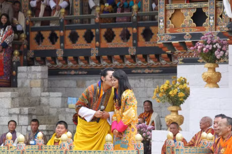 Chuyen tinh co tich cua vi vua xu so hanh phuc nhat the gioi - Anh 9