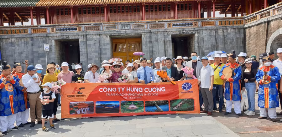 Sở Du lịch tỉnh Thừa Thiên - Huế đón đoàn khách du lịch hơn 1.000 người.