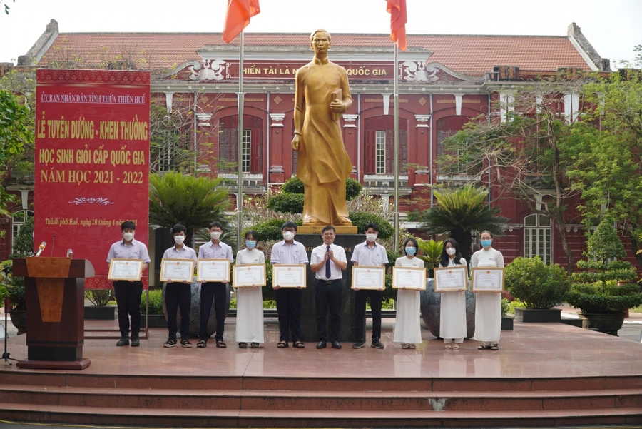 Lãnh đạo tặng bằng khen cho các học sinh có thành tích xuất sắc trong kỳ thi học sinh giỏi THPT cấp Quốc gia và Cuộc thi khoa học kỹ thuật toàn quốc năm học 2021-2022.