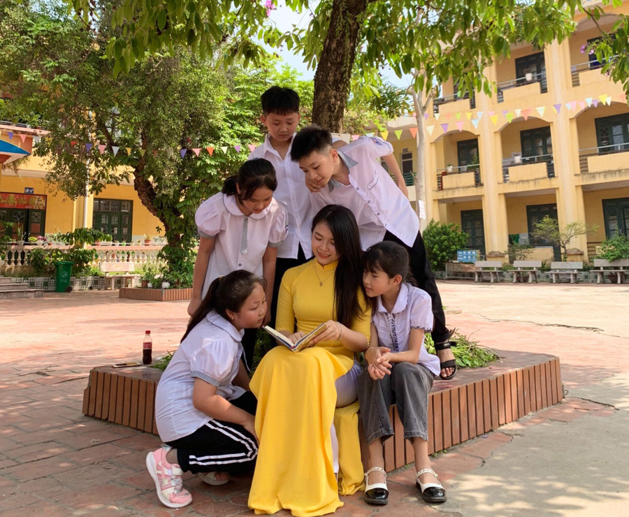 Cô Nguyễn Kiều Oanh và học trò. Cô Nguyễn Kiều Oanh và học trò.