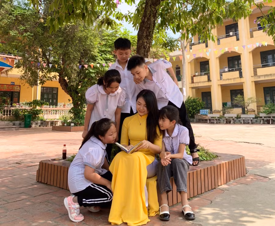 Cô Nguyễn Kiều Oanh và học trò.