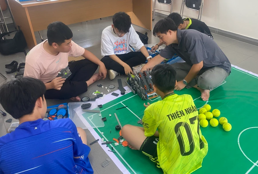 Thầy Đoàn Tuấn Anh cùng thành viên “CLB STEM Robotics Liên Việt. 