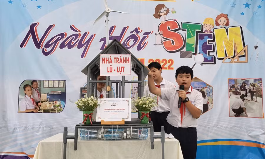 Học sinh thuyết trình về dự án trong Ngày hội triển lãm và trải nghiệm STEM do Phòng GD&ĐT Tam Kỳ tổ chức. Nguồn: Phòng GĐ&ĐT Tam Kỳ