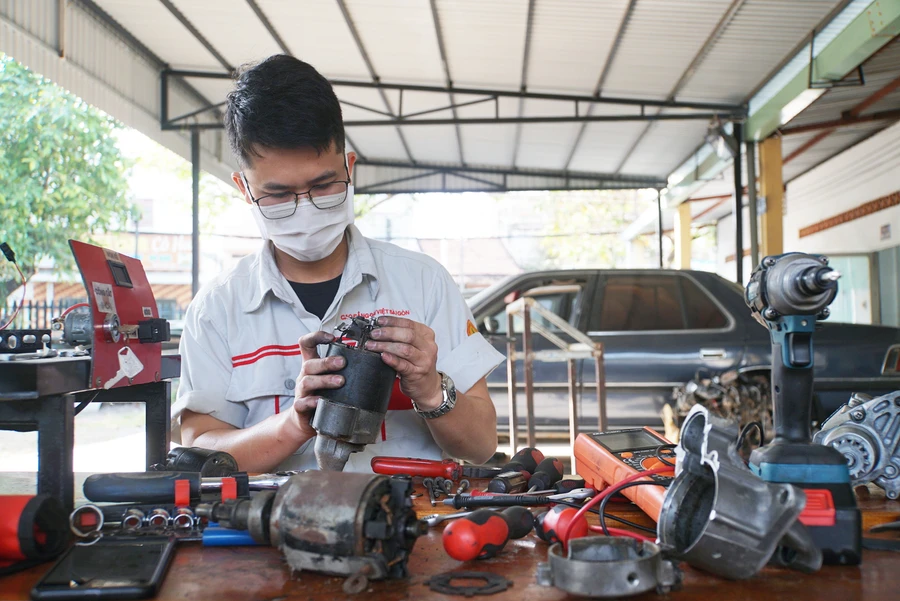 Sinh viên Khoa Công nghệ ô tô, Trường Cao đẳng Đại Việt Sài Gòn trong giờ thực hành. Ảnh: Mạnh Tùng