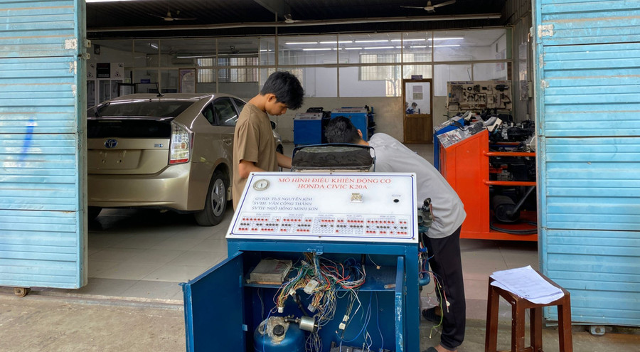 Sinh viên Khoa Cơ khí động lực, Trường Đại học Sư phạm Kỹ thuật TPHCM trong giờ thực hành ở xưởng ô tô. Ảnh: Mạnh Tùng