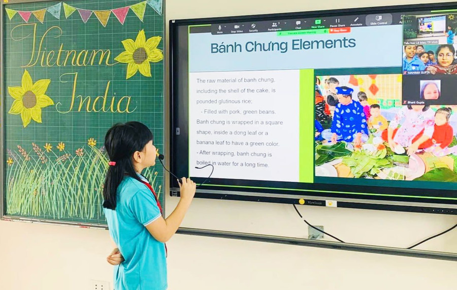 Học sinh Trường Tiểu học Lê Mao giới thiệu văn hóa ẩm thực Việt Nam với các bạn Ấn Độ. Ảnh: Hồ Lài Học sinh Trường Tiểu học Lê Mao giới thiệu văn hóa ẩm thực Việt Nam với các bạn Ấn Độ. Ảnh: Hồ Lài