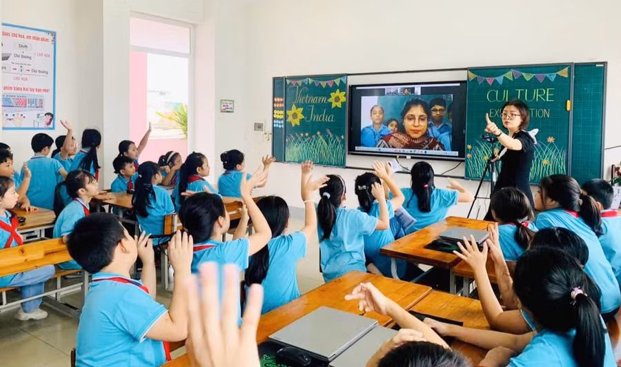 Tiết học kết nối giữa lớp 4C Trường Tiểu học Lê Mao (TP Vinh, tỉnh Nghệ An) với các bạn Trường công lập Maharaja Agarsain (Ấn Độ). Ảnh: Ngọc Sơn