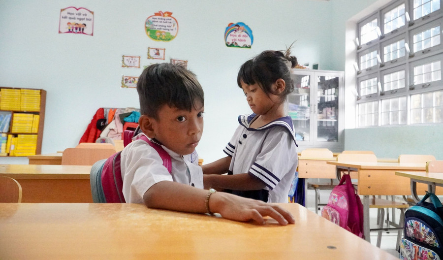 Y Juyên giúp cậu bạn A Đinh cất cặp sách khi đến lớp. Ảnh: Dung Nguyễn Y Juyên giúp cậu bạn A Đinh cất cặp sách khi đến lớp. Ảnh: Dung Nguyễn
