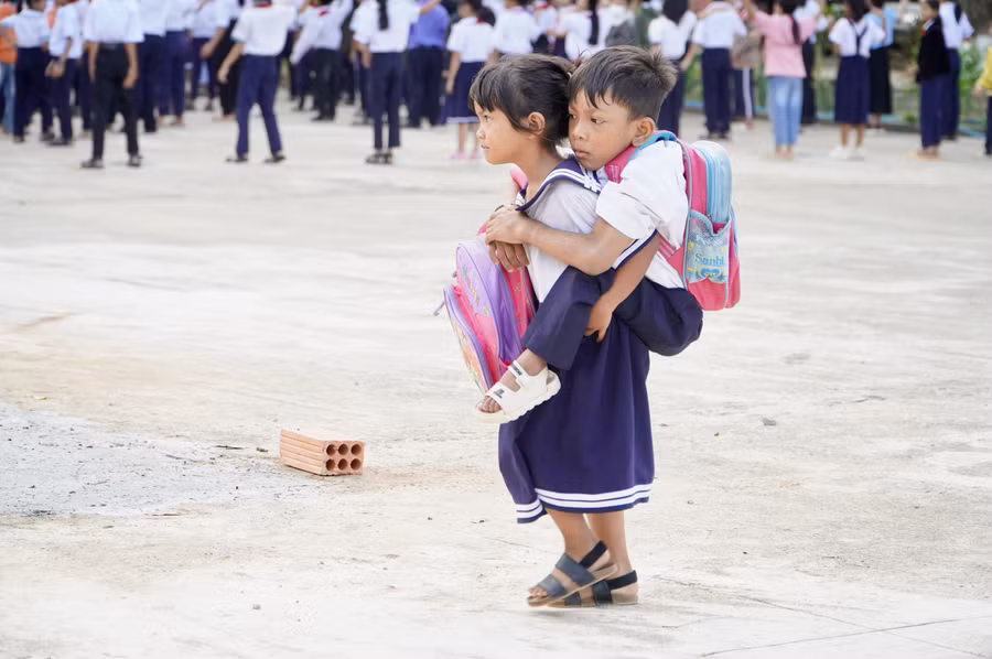 Mấy tháng qua, Y Juyên trở thành đôi chân giúp A Đinh đến trường. Ảnh: Dung Nguyễn