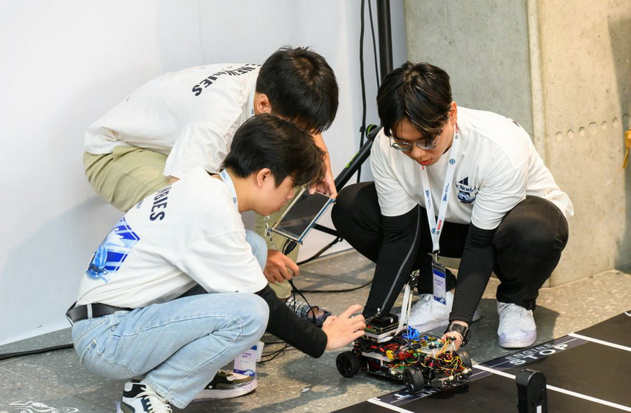 Sinh viên Trường ĐH Bách khoa (Đại học Quốc gia TP Hồ Chí Minh) tham gia Cuộc thi Bosch Future Mobility Challenge 2023 tại Romania. Ảnh: Website của trường