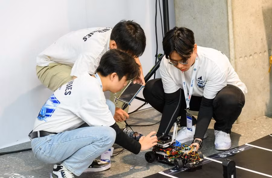 Sinh viên Trường ĐH Bách khoa (Đại học Quốc gia TP Hồ Chí Minh) tham gia Cuộc thi Bosch Future Mobility Challenge 2023 tại Romania. Ảnh: Website của trường